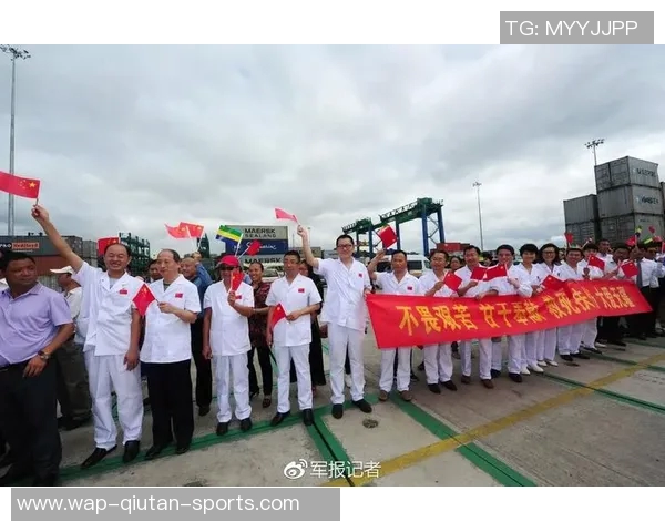 加蓬民众悼念布彭扎棺材覆盖国旗排队致敬场面感人